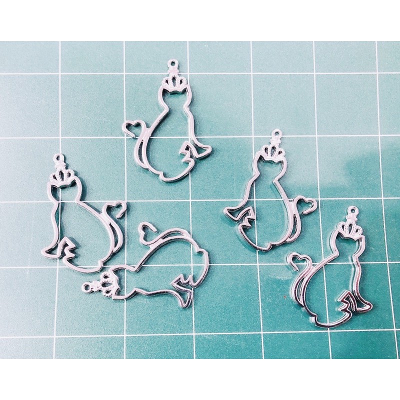 Khuôn móc khóa resin hình mèo đội vương miện màu bạc