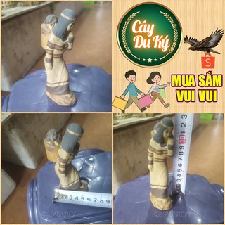 Tượng thiếu nữ cõng em mini gốm sứ Bát Tràng - 5x5x13 cm làm mô hình trang trí tiểu cảnh, trang trí bể cá