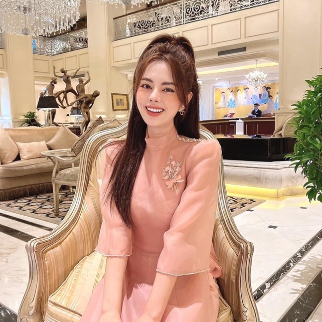 Áo dài cách tân Uyển Thi tay loe 4 tà xinh xắn cho các nàng