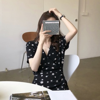 [ĐẦM] Váy đen hoa nhí buộc eo cổ V