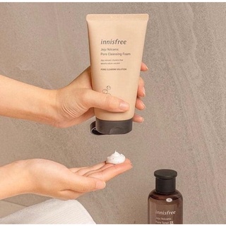 Sữa rửa mặt tro núi lửa Innisfree Jeju Volcanic Pore Cleansing Foam