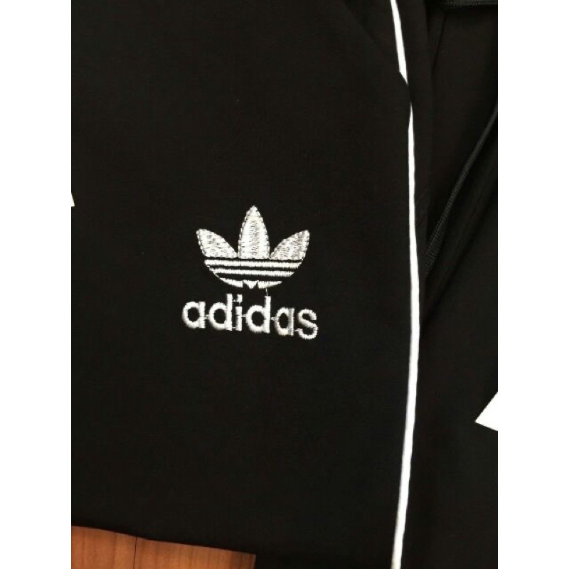 QUẦN THỂ THAO1 SỌC TRẮNG THÊU LOGO ADIDA