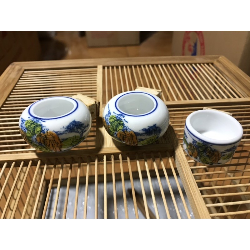 Cóng sứ chào mào, quai chạm