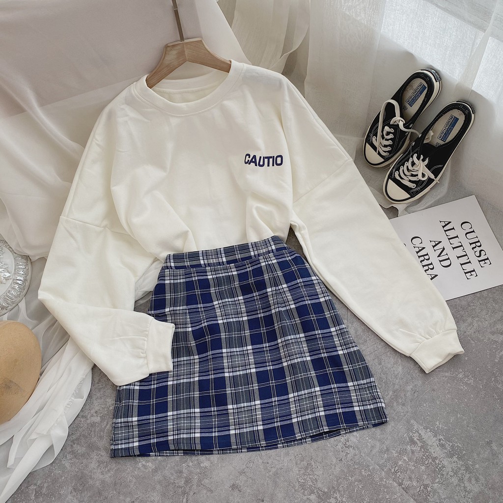 SET ÁO THUN TRẮNG IN CHỮ TAY DÀI + CHÂN VÁY CARO | BigBuy360 - bigbuy360.vn