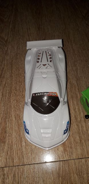 Mô hình xe ôtô chạy dây rút bằng nhựa có đèn Led rất đẹp