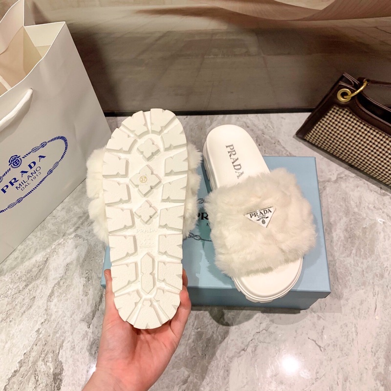 Dép thời trang nữ đế TPU chống trơn trượt quai ngang đính lông cừu prada