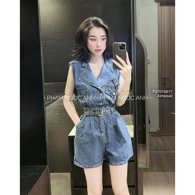 Jumpsuit jean cổ vest thắt đai đắp túi sát nách