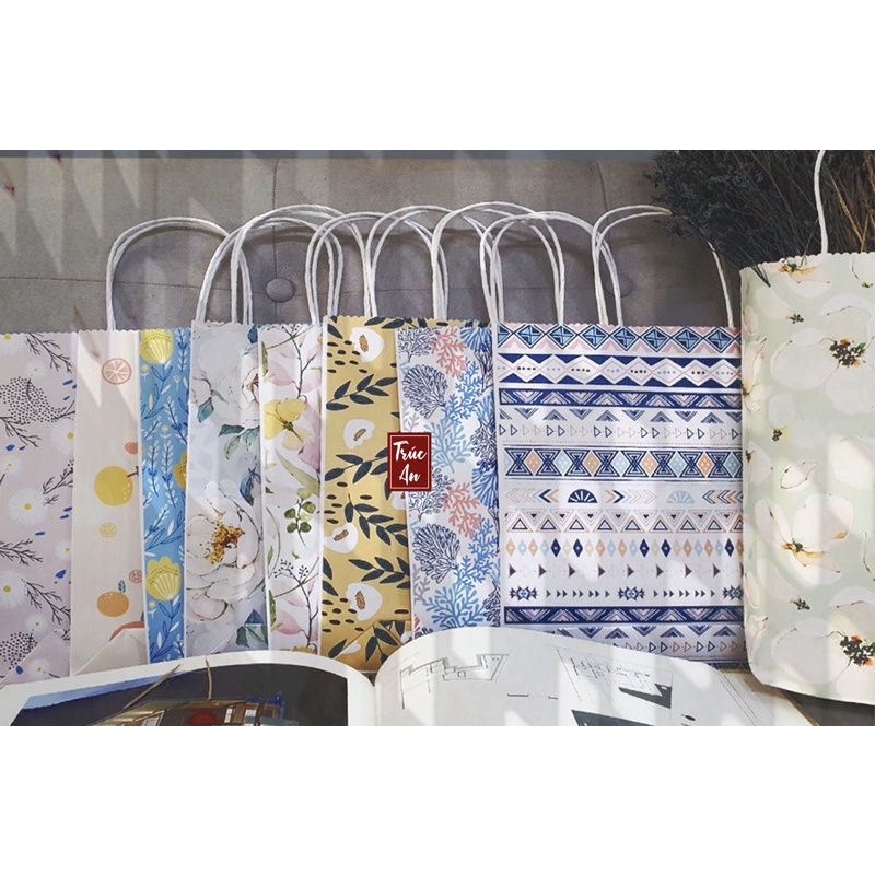 Túi giấy đựng quà quai xoắn 25x29cm, tặng tag treo Thạnk you. Túi form cứng dày dặn.
