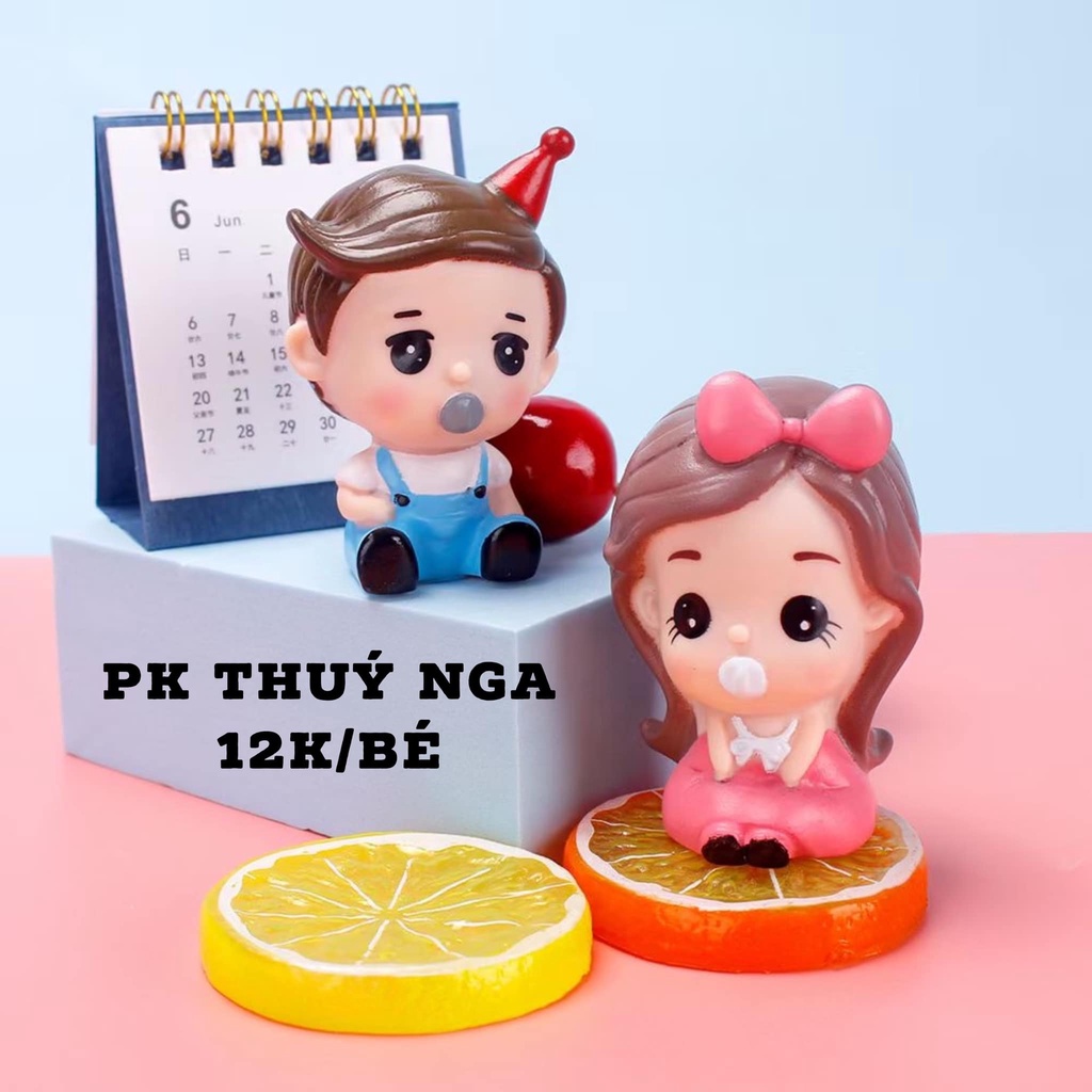 Bé gái cài nơ hồng,bé trai yếm xanh, mũ đỏ