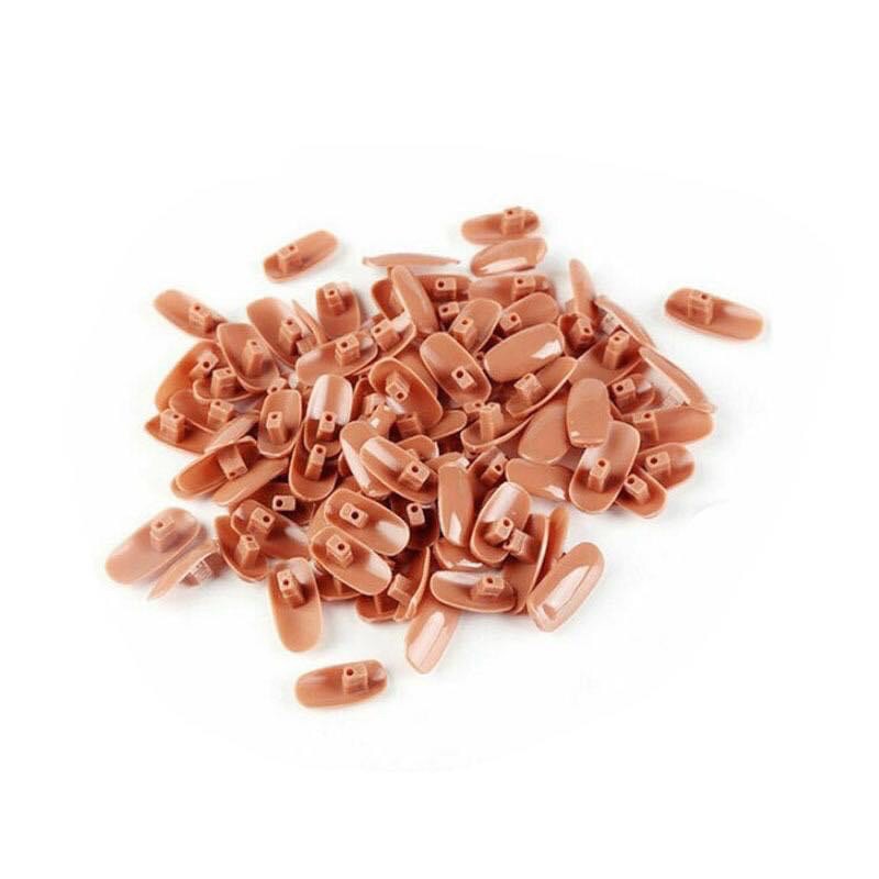 Móng nâu gắn bàn tay khớp