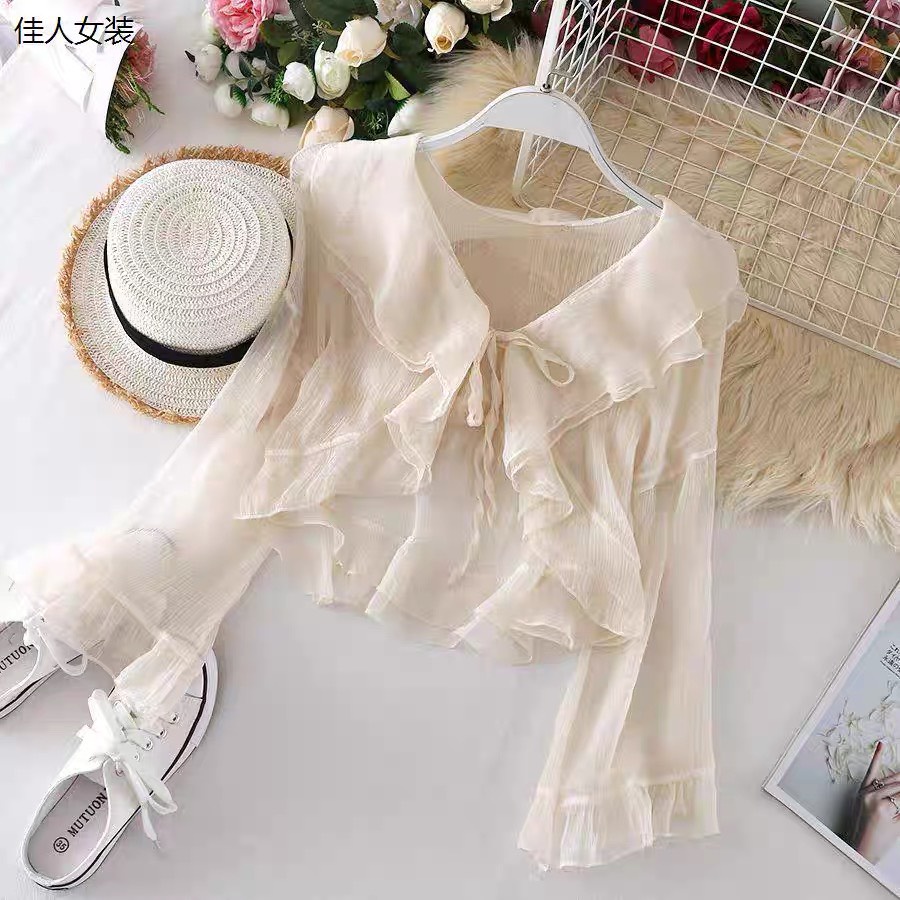 Áo voan khoác ngoài kết hợp áo hai dây hoặc váy hai dây siêu xinh.