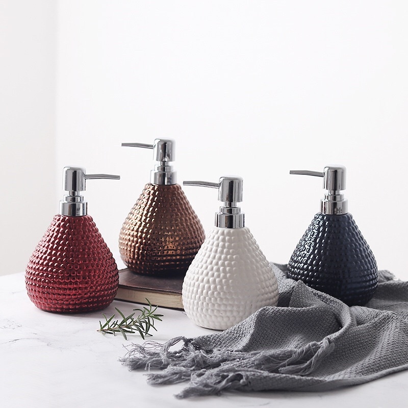 Bình sứ đựng sữa tắm, dầu gội dùng cho khách sạn, spa (chấm nổi, dung tích 560ml)