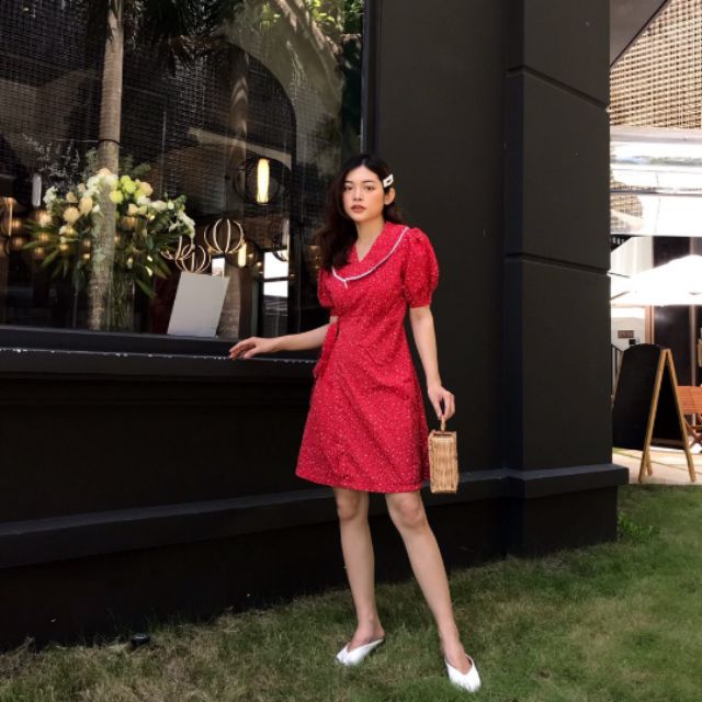 ĐẦM XOÈ CỔ SEN BÈO - MS386〰️Diện e trẻ trung hẳn ra cả nhà ạ. 〰️Thân váy đắp vạt cột nơ kết hợp nền chấm bi phá cách.