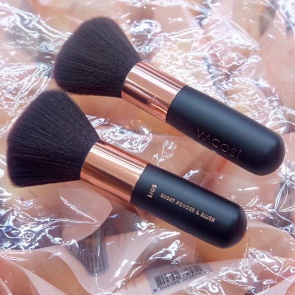 Cọ Phủ Phấn Và Má Hồng Bỏ Túi Vacosi Short Powder &amp; Blush Brush M05