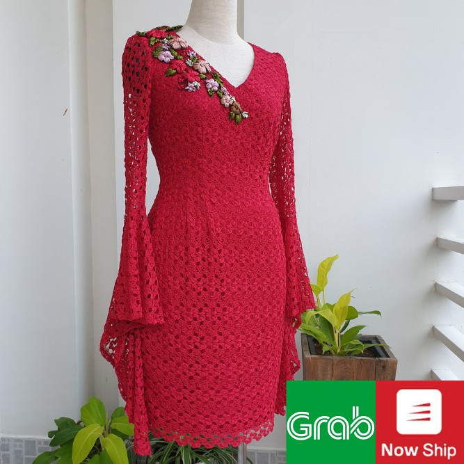 Đầm thiết kế nữ dự tiệc cao cấp ôm body maud đỏ ống tay loe cổ trái tim phối ren mới 98% M11