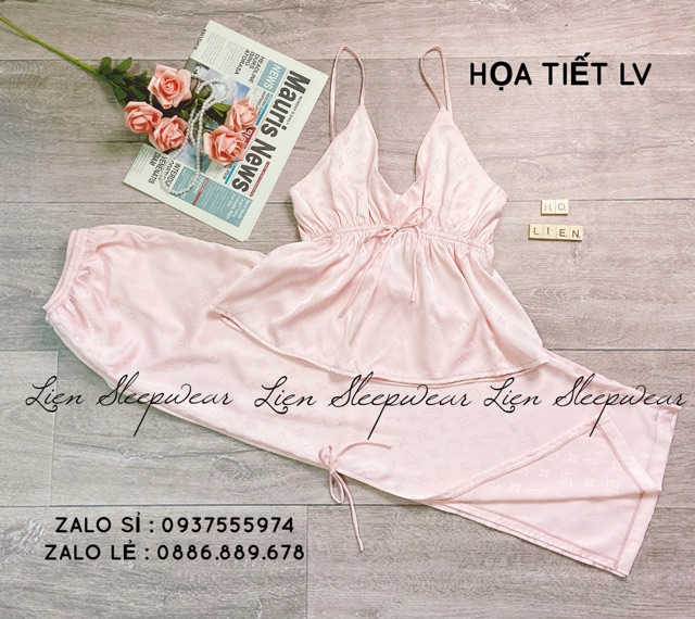 Bộ ngủ quần dài xẻ hông lụa gấm họa tiết LV | BigBuy360 - bigbuy360.vn