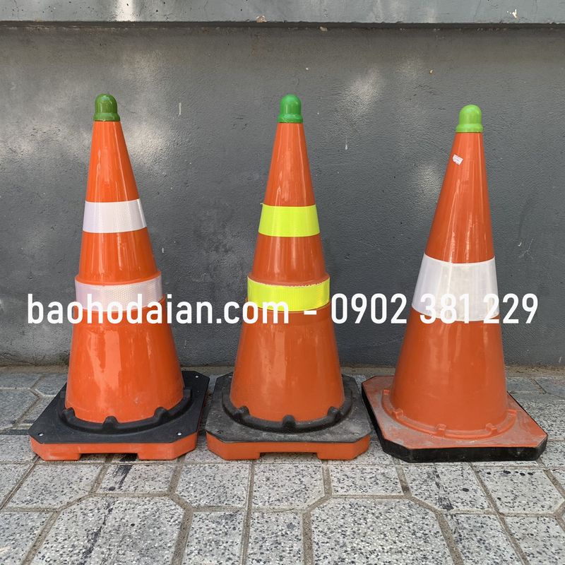 Cọc tiêu giao thông cảnh báo phản quang chóp nón 65cm