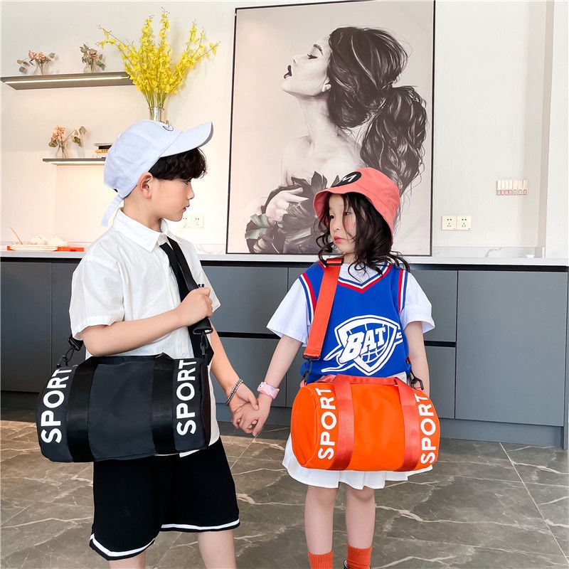 Túi thể thao trẻ em thể thao công suất lớn túi messenger đẹp trai du lịch ngoài trời ba lô
