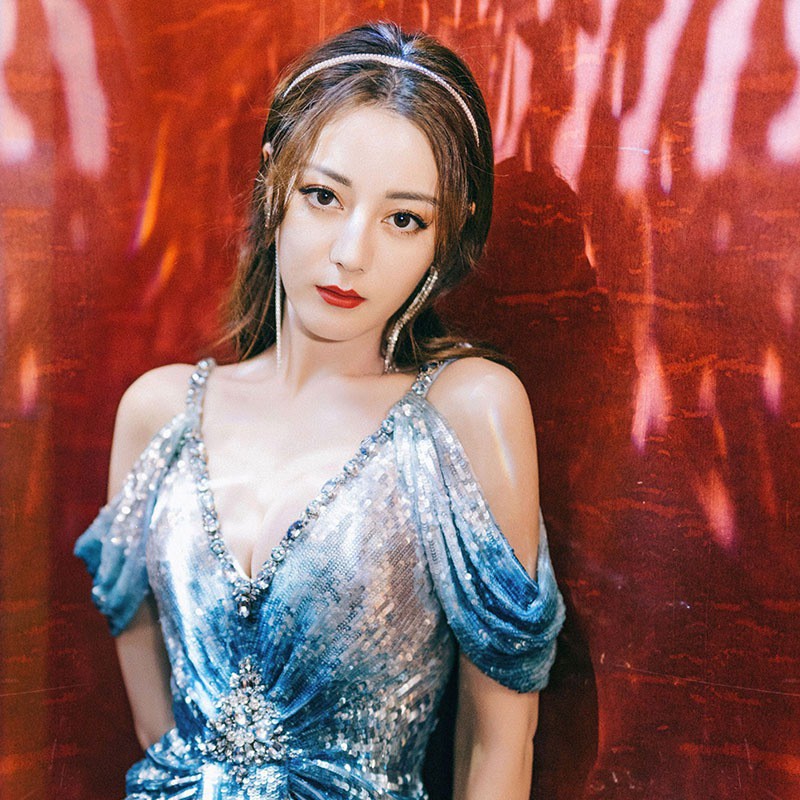 Cài tóc đính đá phối tua rua thiết kế đơn giản