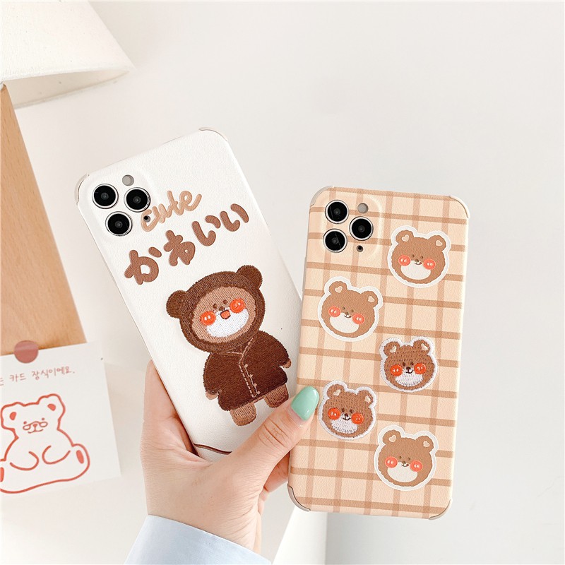 Ốp lưng iphone Gấu nâu nhỏ thêu viền chống va đập 5/5s/6/6plus/6s/6splus/7/7plus/8/8plus/x/xs/11/12/pro/max/plus/promax | BigBuy360 - bigbuy360.vn
