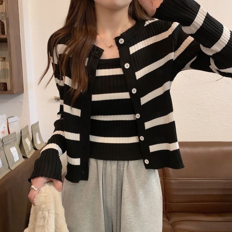 Set áo cardigan kèm áo hai dây kẻ ngang