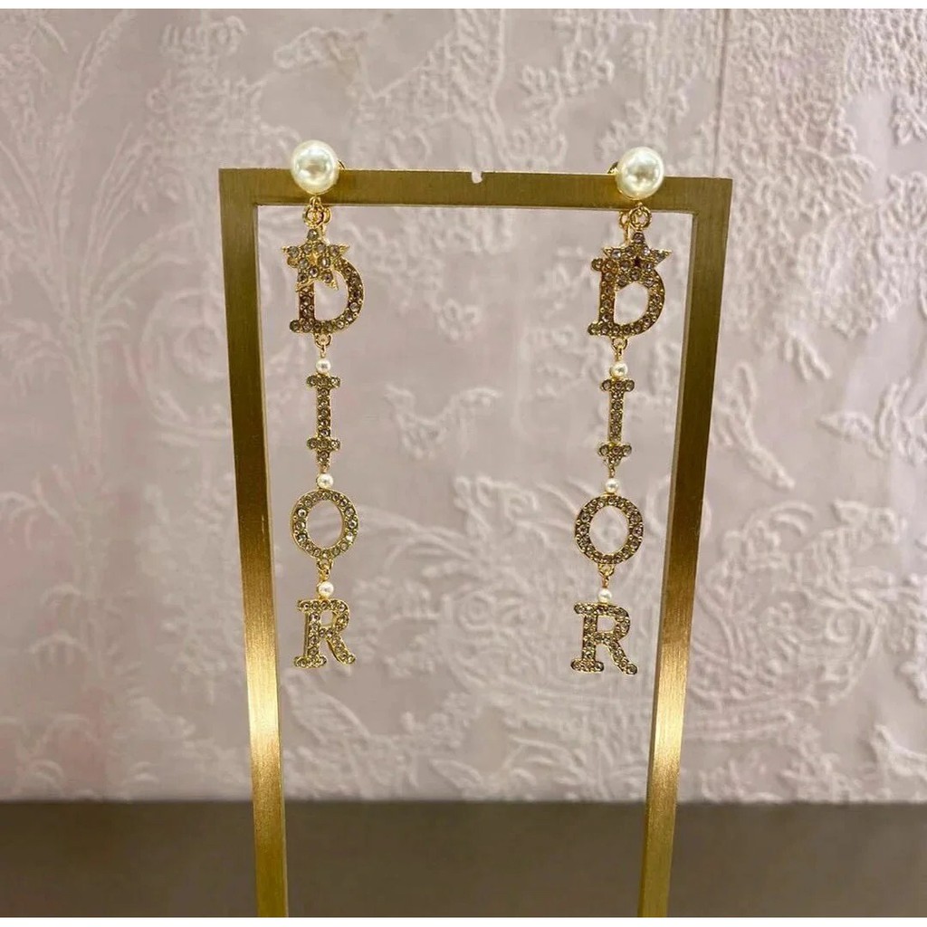 Hoa Tai Dior Đính Đá Và Ngọc Trai In Chữ Thời Trang