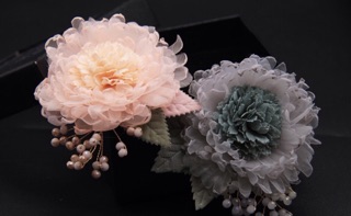 Hoa cẩm chướng cài áo handmade