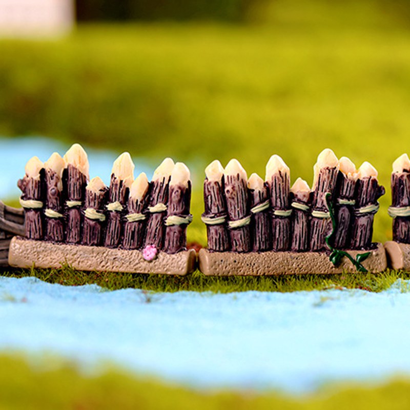 1 hàng rào gỗ dùng cho trang trí vườn