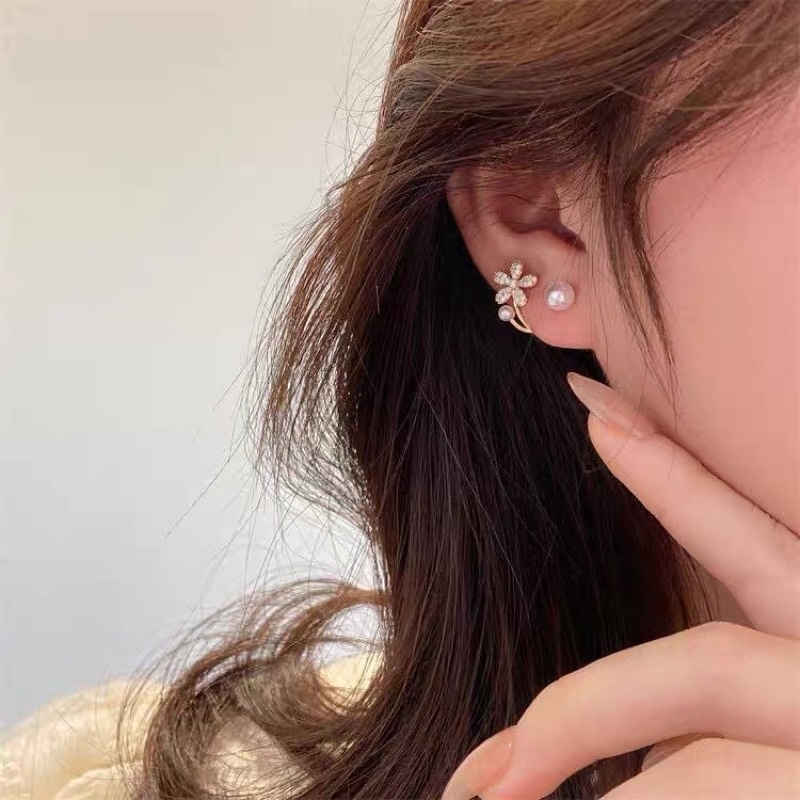 Bông tai hoa ngọc trắng thiết kế xinh xắn