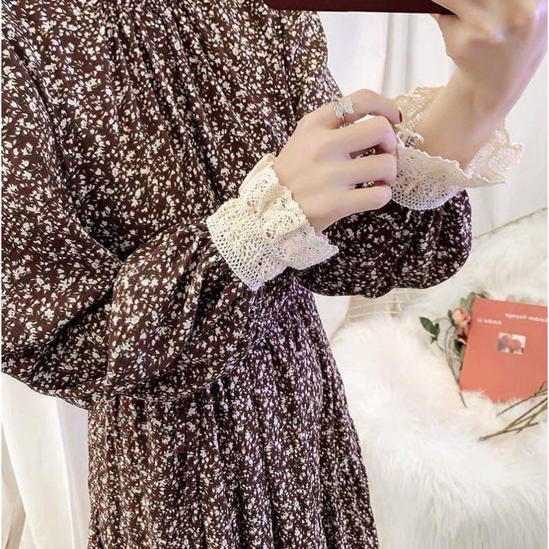 Váy hoa nhí tay và cổ viền ren