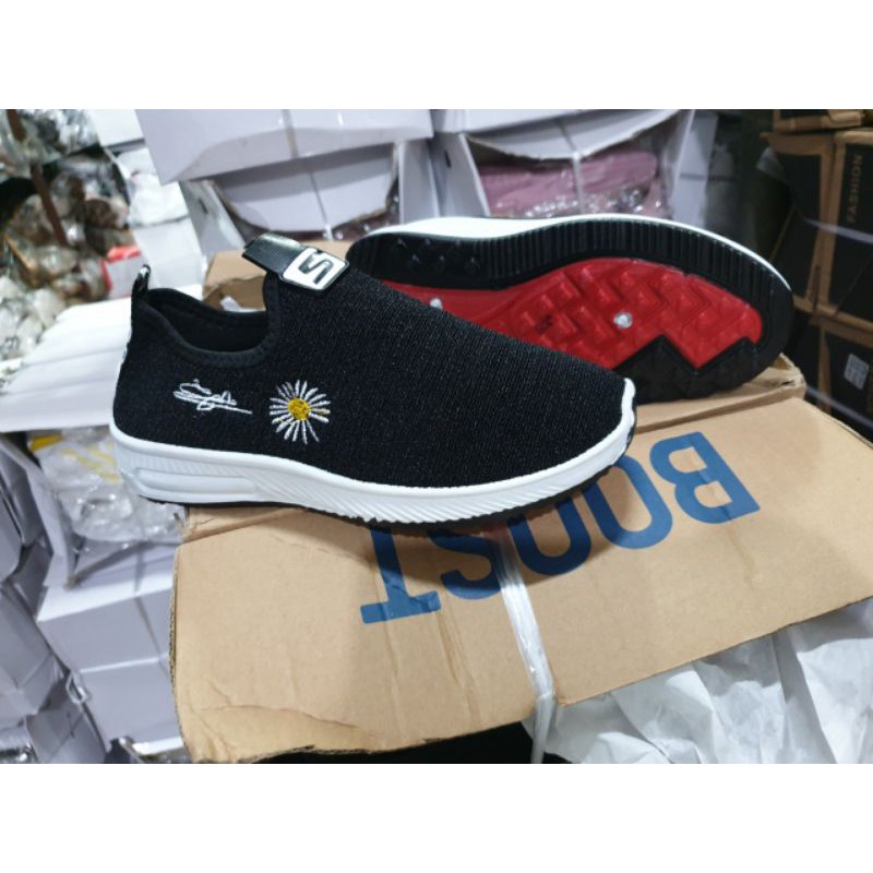 Giày thể thao hoa cúc