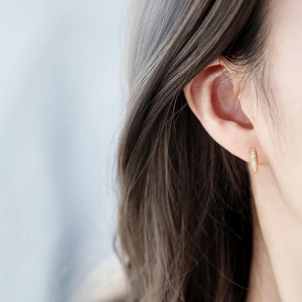 Bông tai nữ titan kiểu tròn nhỏ xinh đính đá lấp lánh không gỉ WE2208