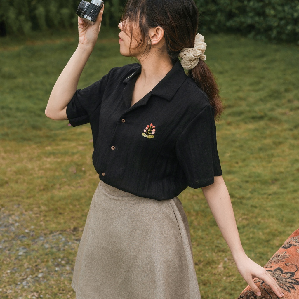 Áo sơ mi cổ thủ thư thêu hoa nổi-SMTT2 hangkao closet