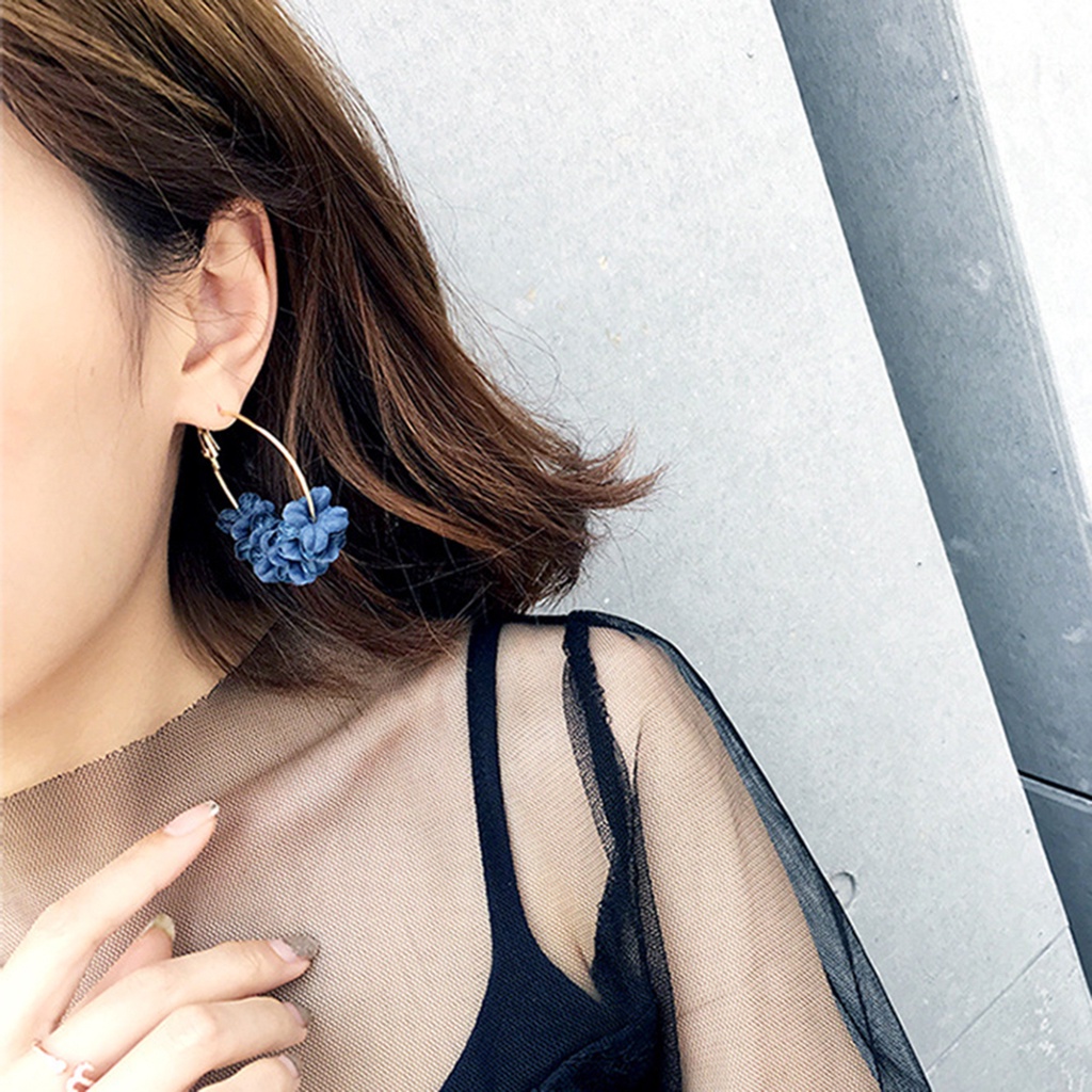 Đôi khuyên tai kim loại dạng vòng phối hoa trang trí độc đáo cho nữ
