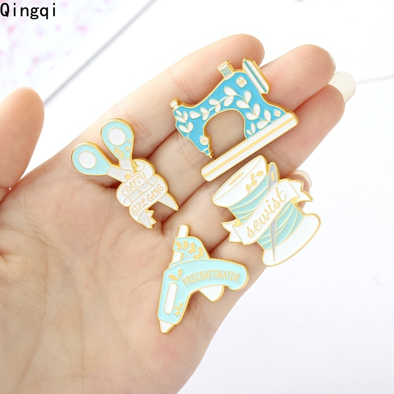 Ghim cài áo Miss Zoe chủ đề may mặc hoạt hình sáng tạo