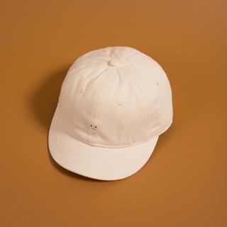 A simple short cap that matches a classic baseball cap