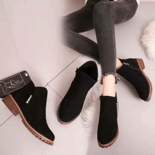 Giầy da lộn , đế 3 cm, đi rất chắc chắn và êm chân, màu đen duy nhất, có đủ sz ! hàng quảng châu , dáng đi rất đẹp mn ak