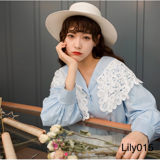 Áo sơ mi tiểu thư cổ ren trắng, ống tay bồng. Kết hợp với chân váy ngắn chữ A hoặc dáng dài đều rất hợp ạ!!!!!!!!!!!!!!!