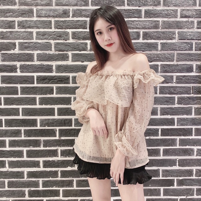 Áo bèo trễ vai chấm bi mặc được 2 kiểu