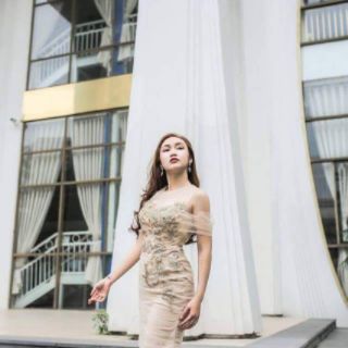 Đầm body rớt vai đính hoa