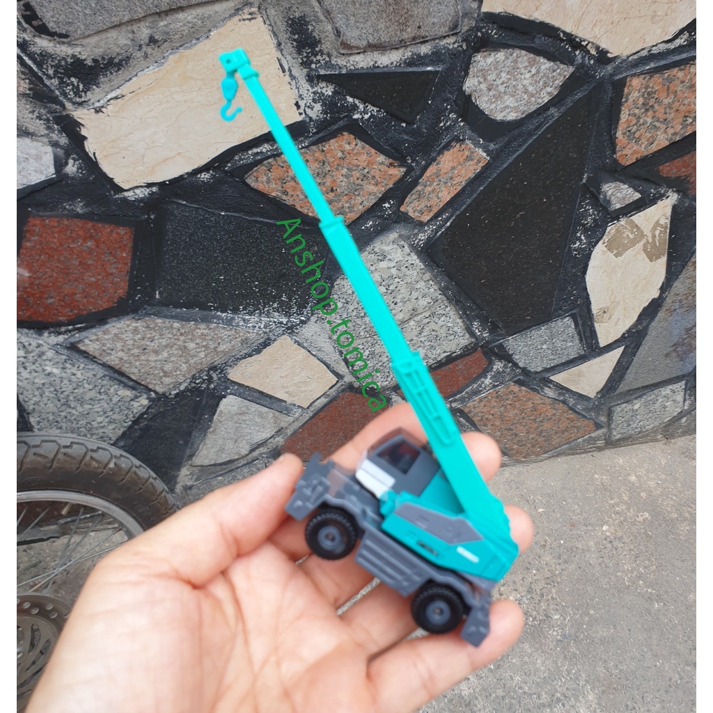 Mô hình xe cẩu màu xanh tomica Nhật Bản