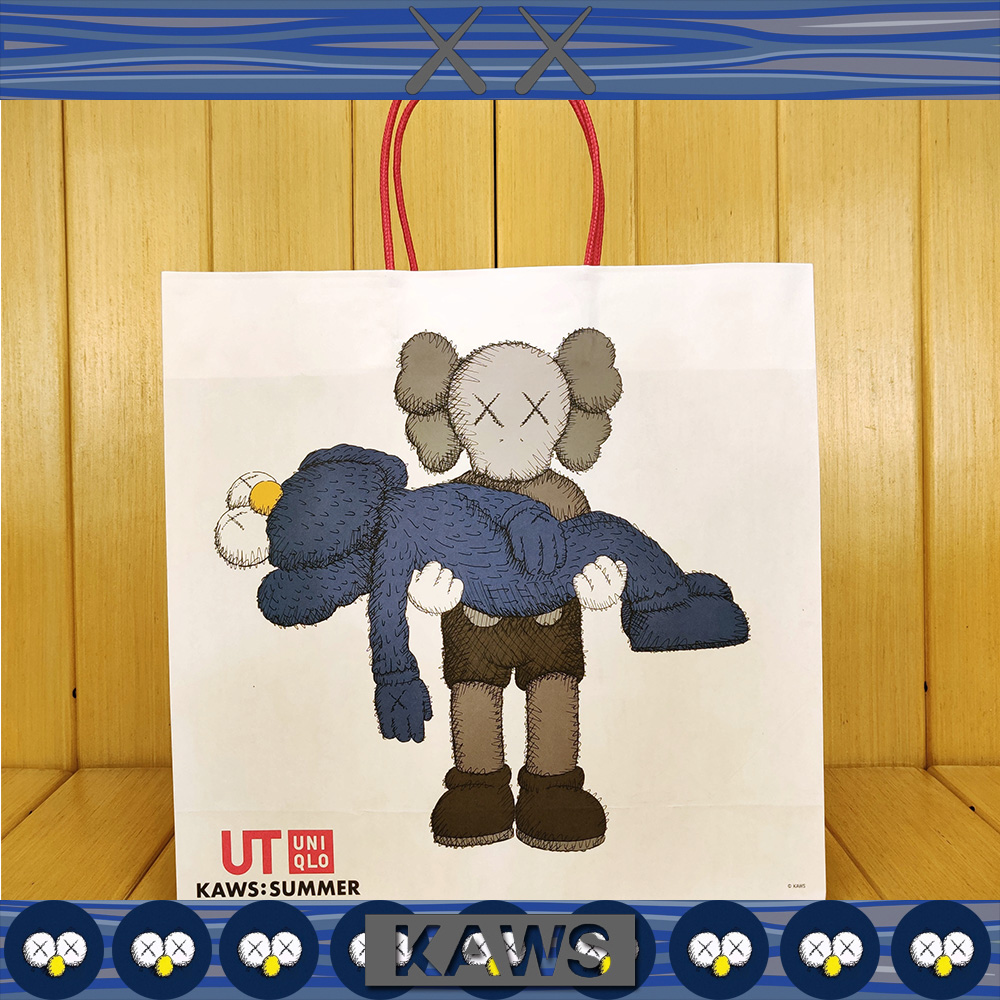 Túi giấy UNIQLO đựng quà in hình Kaws xinh xắn