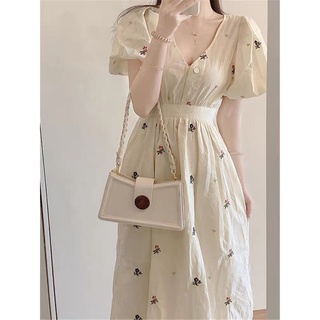 ĐẦM MIDI CỔ V THÊU HOA