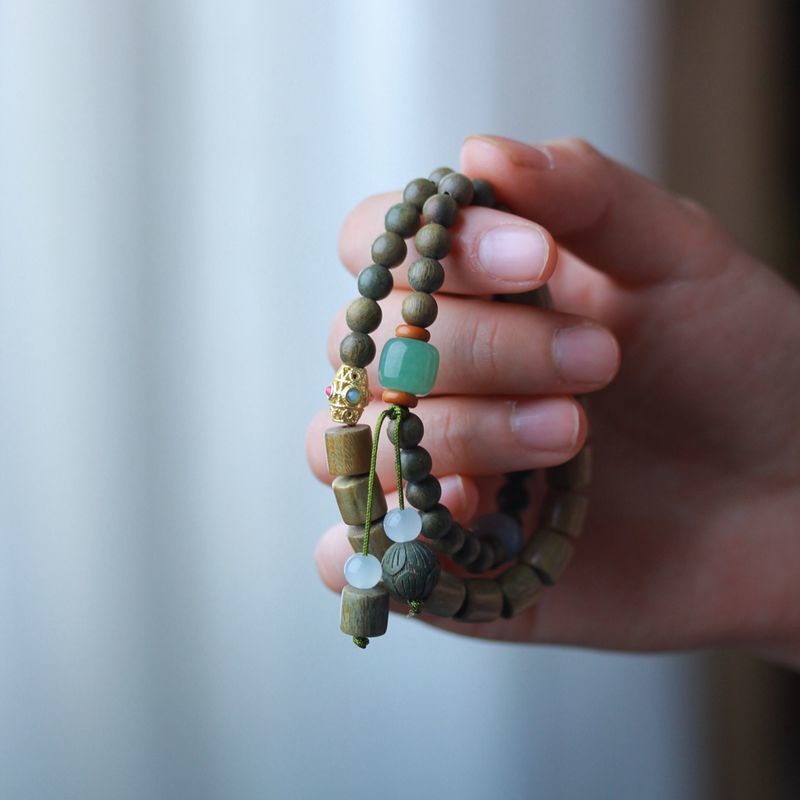 Vòng tay hạt gỗ đàn hương kích cỡ 6mm