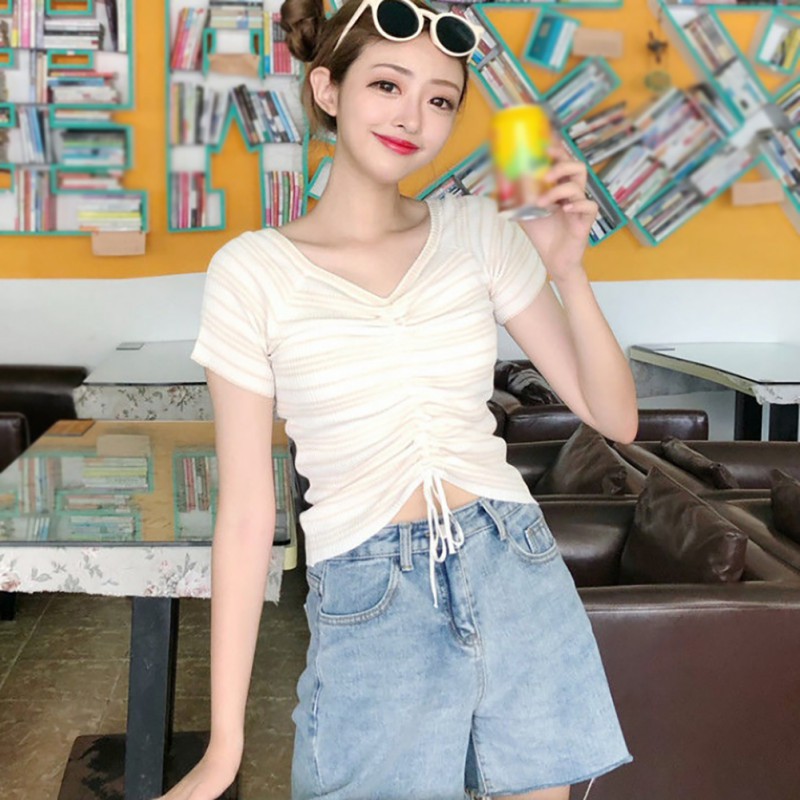 Áo thun nữ cổ chữ V in họa tiết kẻ sọc ngang