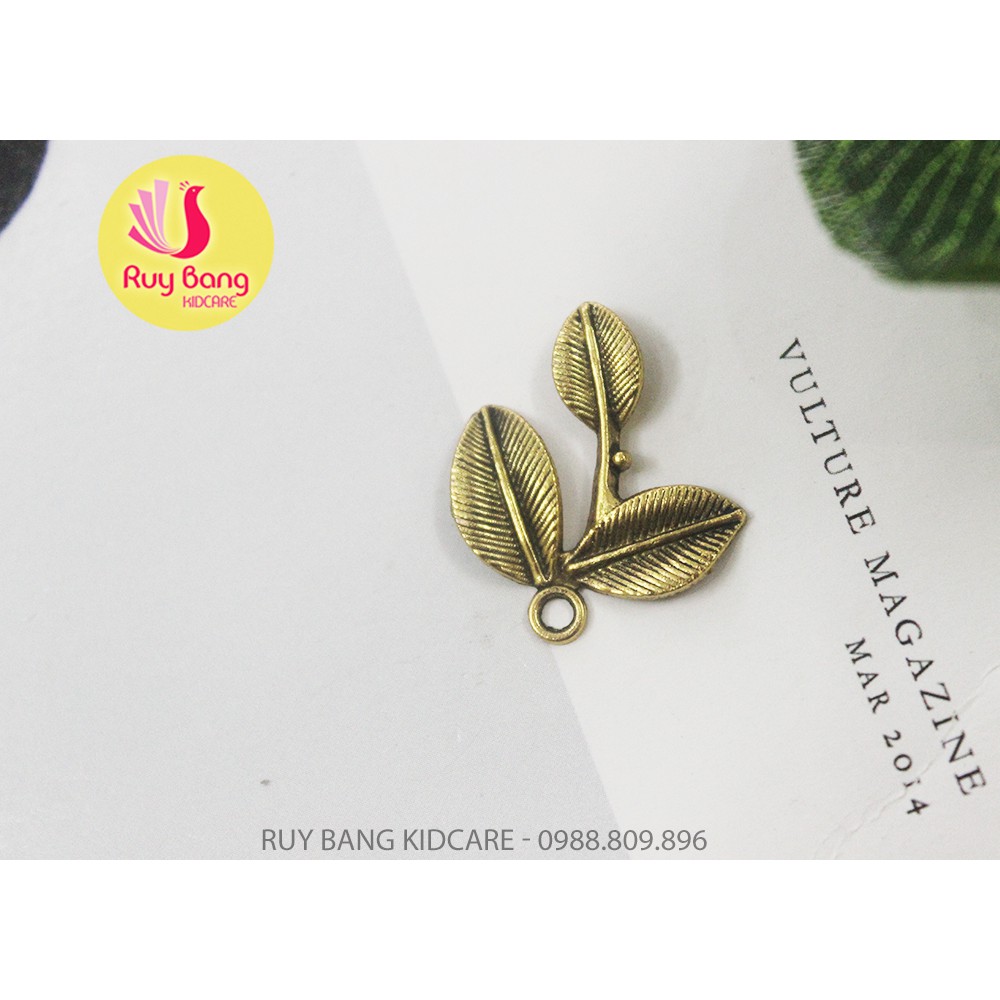 Cành lá kim loại, center đá đính hoa vải handmade