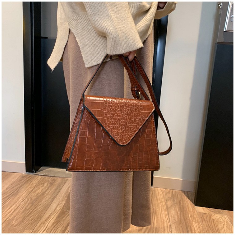 Túi đeo chéo vân da cát xấu nắm cắt V cá tính H022