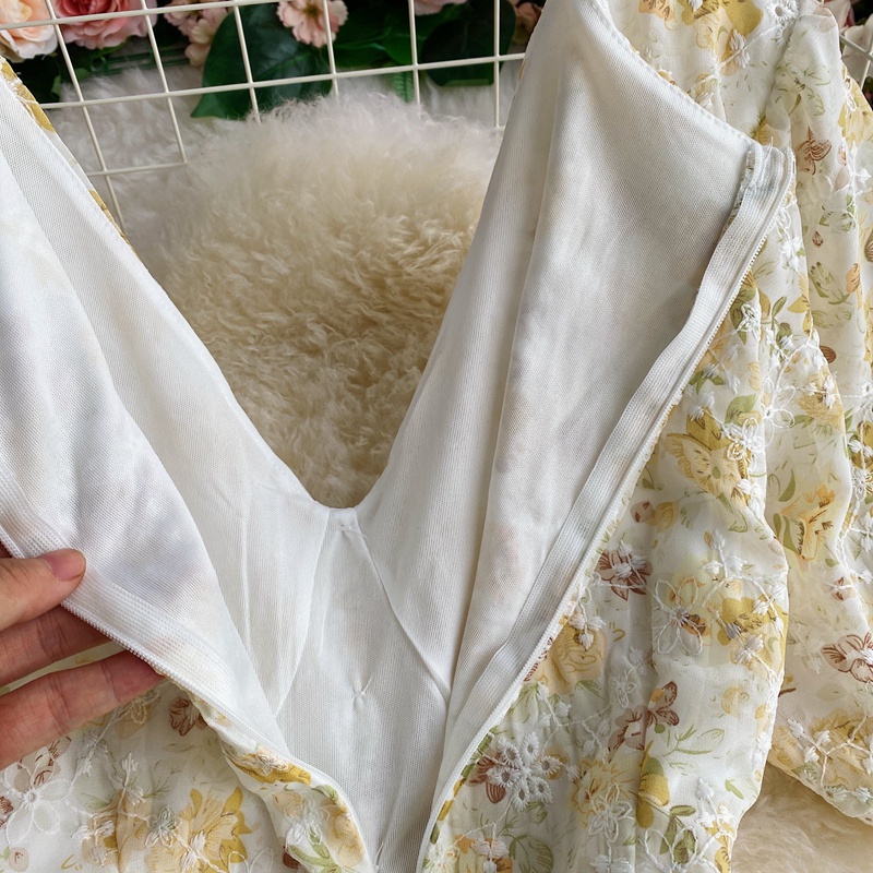 Jumsuit hoa nhí cổ V phối ren