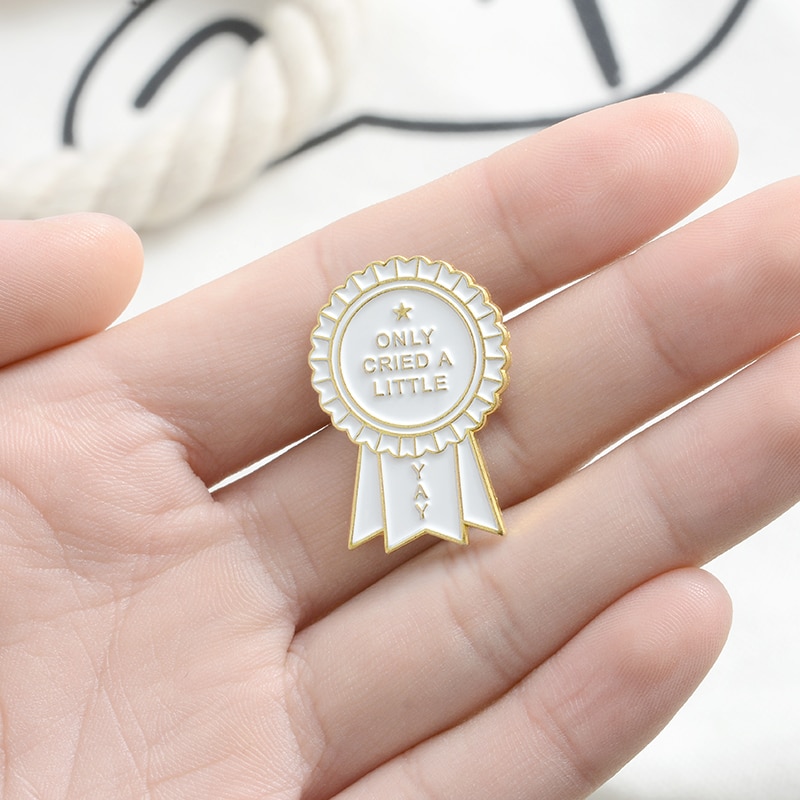 Ghim cài áo QIHE JEWELRY hình huy hiệu chữ vui nhộn đơn giản dùng làm quà tặng cho bạn bè