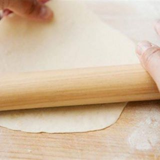 Cán bột làm bánh